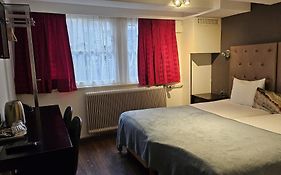 Quentin Golden Bear Hotel  2*